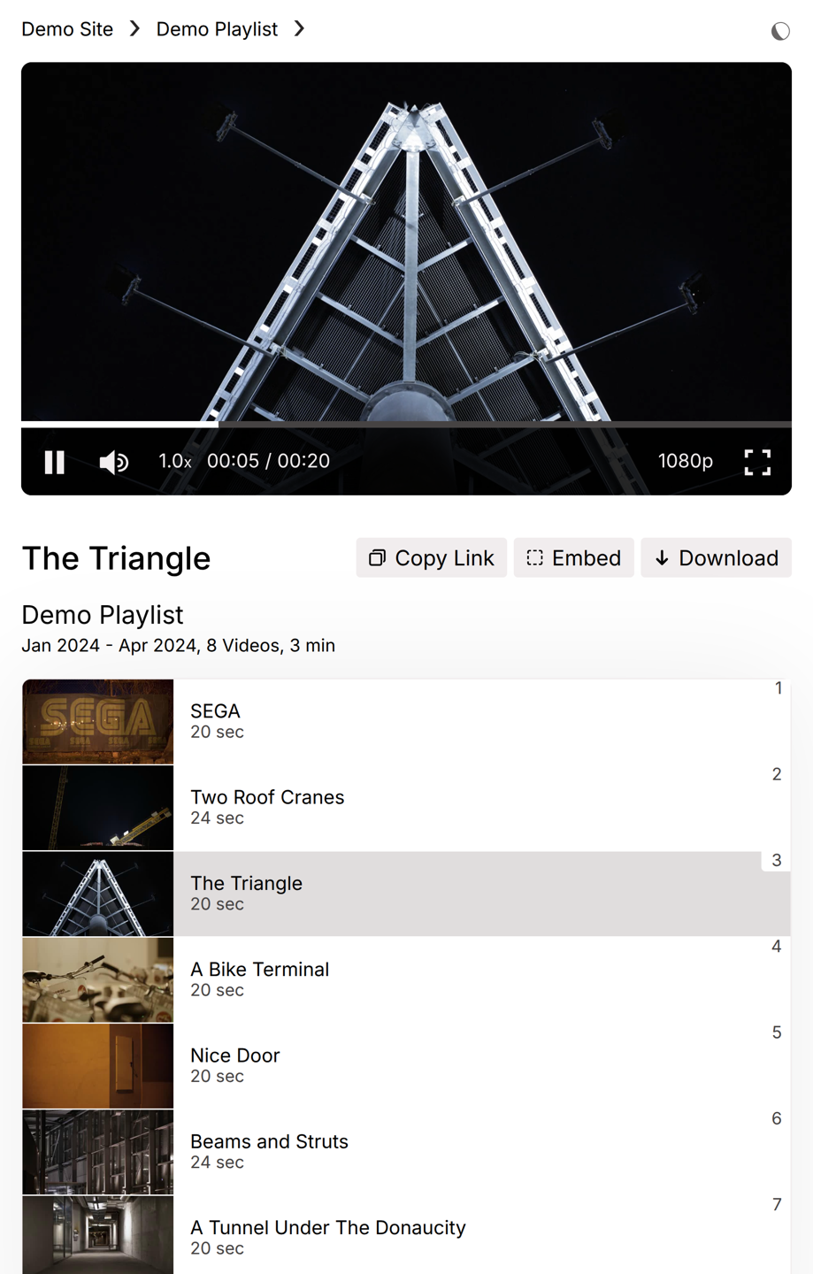 Mobile version of the split layout: On the top the video player, on the bottom the list with videos in the playlist